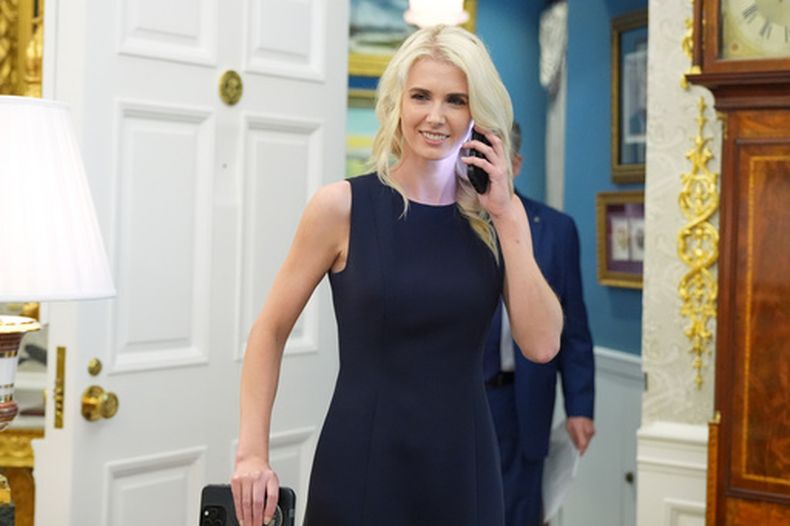 La asesora de la Casa Blanca Natalie Harp, fotografiada utilizando un celular mientras el presidente Donald Trump interviene en un evento sobre el precio de los medicamente, en la Oficina Oval de la Casa Blanca, el 31 de agosto de 2026, en Washington. (AP Foto/Jacquelyn Martin)