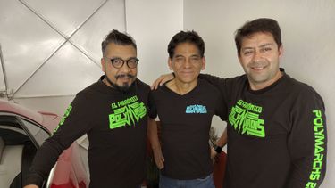 El DJ de PolyMarchs Victor Estrella, de izquierda a derecha, Apolinar Silva de la Barrera, director de PolyMarchs, y Abel Rodríguez, MC de Polymarchs, posan para un retrato durante una entrevista en la Ciudad de México el martes 4 de julio de 2023. (Foto AP/Berenice Bautista)
