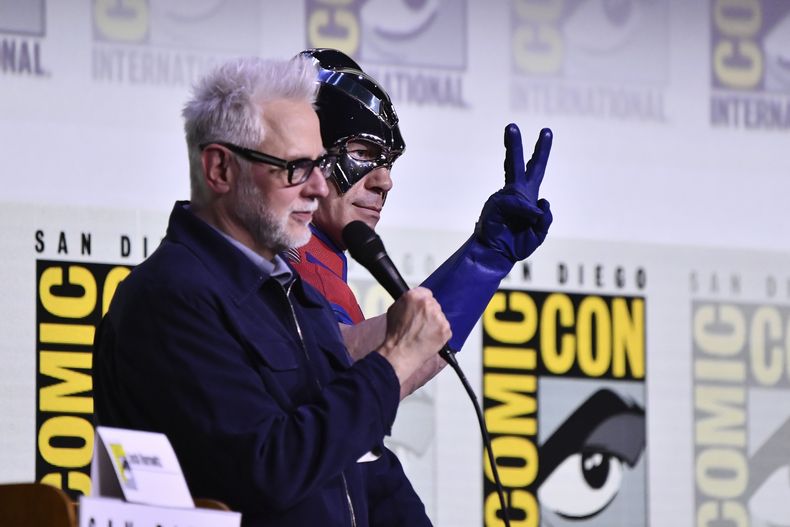 James Gunn, a la izquierda, y John Cena asisten a un panel de Peacemaker durante la Comic-Con International el sábado 26 de julio de 2025 en San Diego. (Foto Richard Shotwell/Invision/AP)