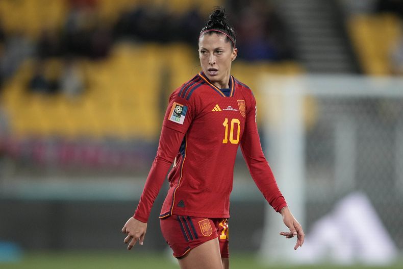 ARCHIVO- La española Jennifer Hermoso reacciona después de fallar una oportunidad de marcar un gol durante el partido de la Copa del Mundo Femenina correspondiente al Grupo C entre Japón y España, en Wellington, Nueva Zelanda, el 31 de julio de 2023. Hermoso fue convocada por primera vez por la selección de España después del incidente en la ceremonia de premiación de la Copa del Mundo, en la que el ahora expresidente de la Federación Española de Fútbol, la besó en los labios sin su consentimiento. (AP Foto/John Cowpland, Archivo)