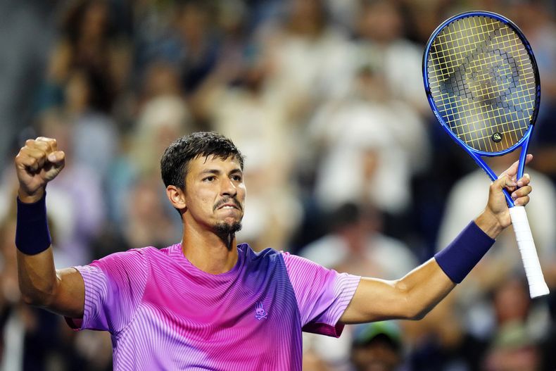 El australiano Alexei Popyrin celebra tras vencer al danés Holger Rune en el Abierto de Toronto el sábado 2 de agosto del 2025. (Frank Gunn/The Canadian Press via AP)