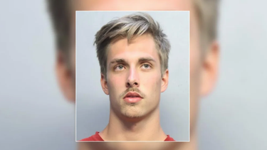 hombre es arrestado por grabar a mujeres debajo de sus sayas en aventura mall