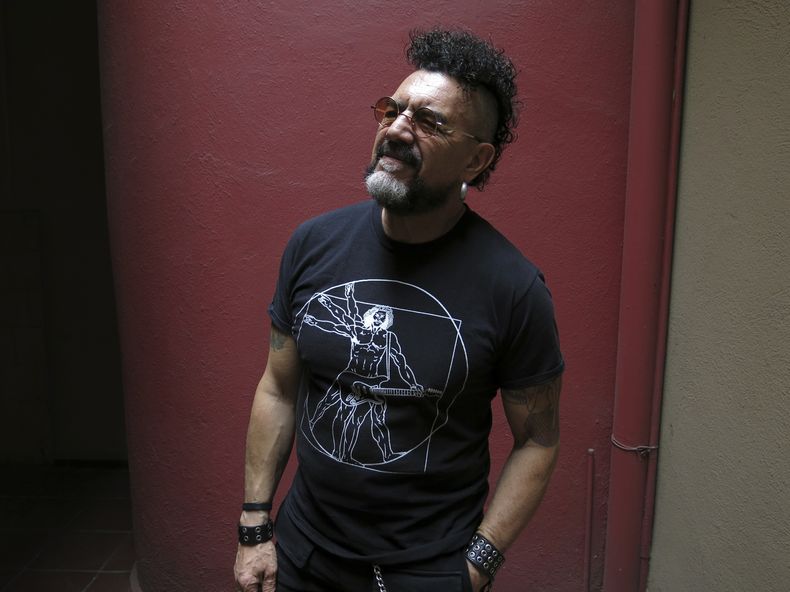 El músico y artista mexicano Sergio Arau posa para un retrato en la Ciudad de México el 17 de mayo de 2023. Arau lanzó su álbum Tocada y Fuga. (Foto AP/Berenice Bautista)