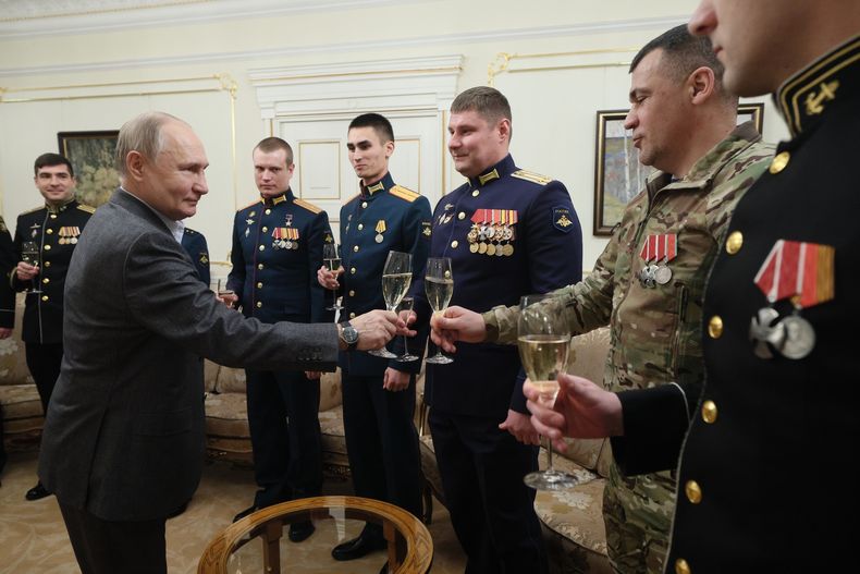 ARCHIVO - El presidente ruso Vladímir Putin, izquierda, brinda con militares en su finca Novo-Ogaryovo, ubicada en las afueras de Moscú, el 1 de enero de 2024. (Gavriil Grigorov, Sputnik, Kremlin Pool Photo via AP, archivo)