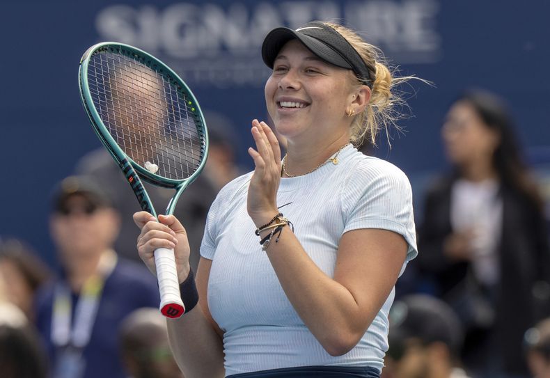 Amanda Anisimova, de los Estados Unidos celebra su victoria ante su compatriota, Emma Navarro, en el duelo de semifinales del abierto de National Bank, en Toronto, el domingo 11 de agosto de 2024. (Frank Gunn/The Canadian Press via AP)