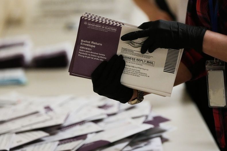 Trabajadores separan boletas electorales en las elecciones primarias, en la sede municipal de San Francisco, el 2 de junio del 2026. (AP foto/Jeff Chiu)