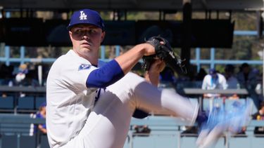 Tarik Skubal, abridor de los Dodgers de Los Ángeles, trabaja frente a los Bravos de Atlanta durante la primera entrada del Juego 1 de la Serie Divisional de la Liga Nacional, el sábado 3 de octubre de 2026, en Los Ángeles. (AP Foto/Mark J. Terrill)