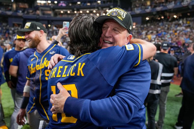 Pat Murphy, manager de los Cerveceros de Milwaukee, abraza al jardinero Sal Frelick tras la coronación en la Serie Mundial, el miércoles 28 de octubre de 2026 (AP Foto/Chris OMeara)