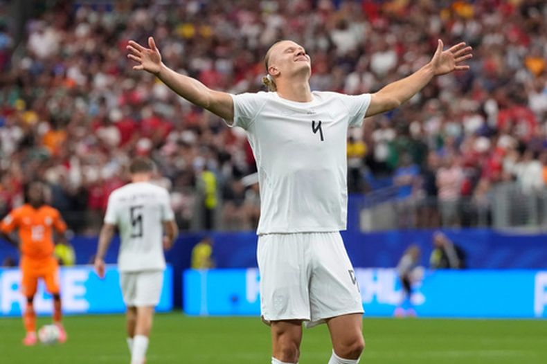 Erling Haaland (9) celebra tras anotar el segundo gol de Noruega en el partido contra Costa de Marfil en los 16vos de final del Mundial, el martes 30 de junio de 2026, en Arlington, Texas. (AP Foto/Tony Gutiérrez)