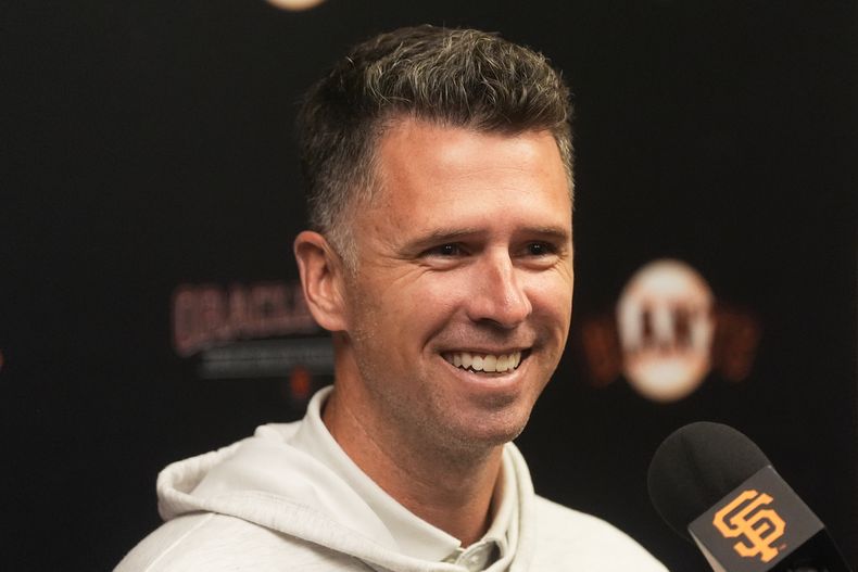 El presidente de operaciones de béisbol de los Gigantes de San Francisco, Buster Posey, sonríe mientras habla en una rueda de prensa en San Francisco, el miércoles 1 de octubre de 2025. (AP Photo/Jeff Chiu)