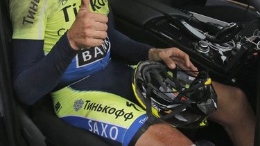 americateve | El ciclista espa&ntilde;ol Alberto Contador saluda luego de abandonar el Tour de Francia tras sufrir una ca&iacute;da durante la d&eacute;cima etapa de la competencia el lunes 14 de julio de 2014. (Foto de AP/Christophe Ena)