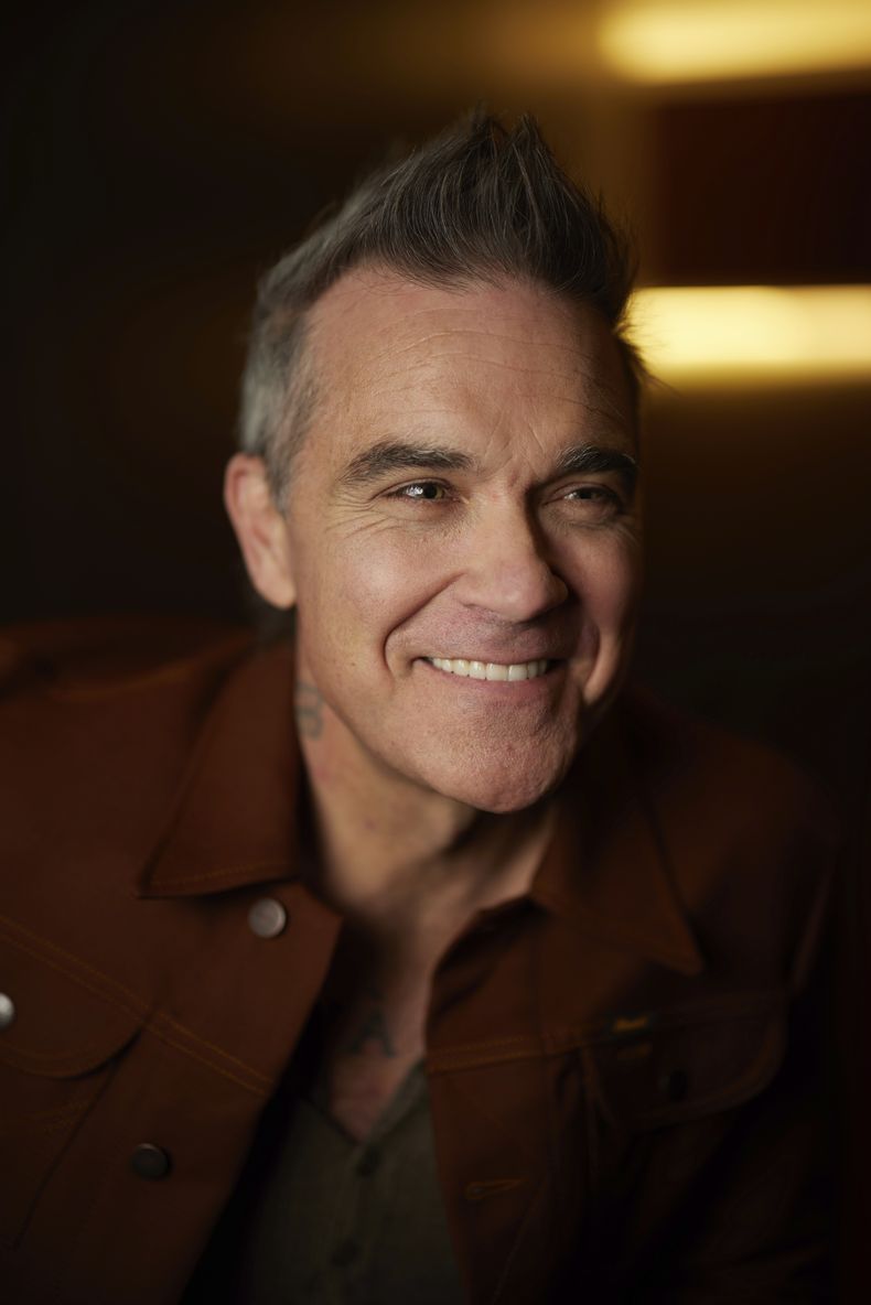 Robbie Williams posa para promover la película Better Man el miércoles 13 de noviembre de 2024 en Nueva York. (Foto Matt Licari/Invision/AP)