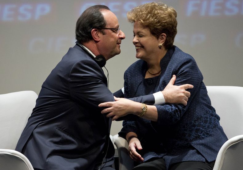 La presidenta brasile&ntilde;a Dilma Roussef y el franc&eacute;s Franncois Hollande se saludan en un encuentro con empresarios de ambos pa&iacute;ses en la Federaci&oacute;n de Industrias del Estado de Sao Paulo, Sao Paulo, viernes 13 de diciembre de 2013