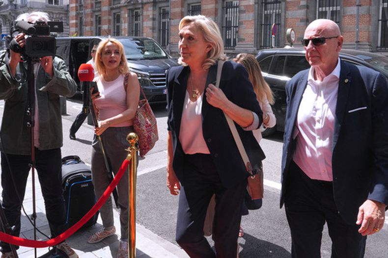 La política francesa Marine Le Pen llega a una reunión del grupo Patriotas por Europa, antes de una cumbre de la UE, en Bruselas, el 18 de junio de 2026. (AP Foto/Marius Burgelman)