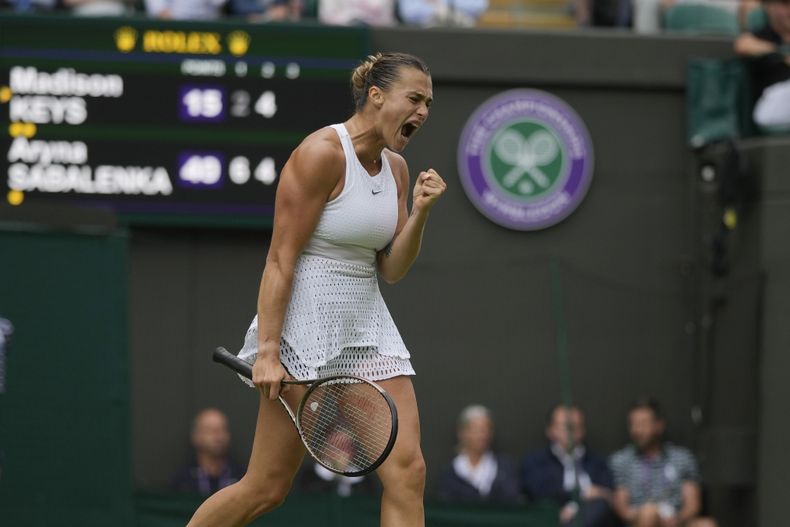 La bielorrusa Aryna Sabalenka celebra tras llevarse un game en el encuentro de cuartos de final de Wimbledon ante la estadounidense Madison Keys el miércoles 12 de julio del 2023. (AP Foto/Alastair Grant)