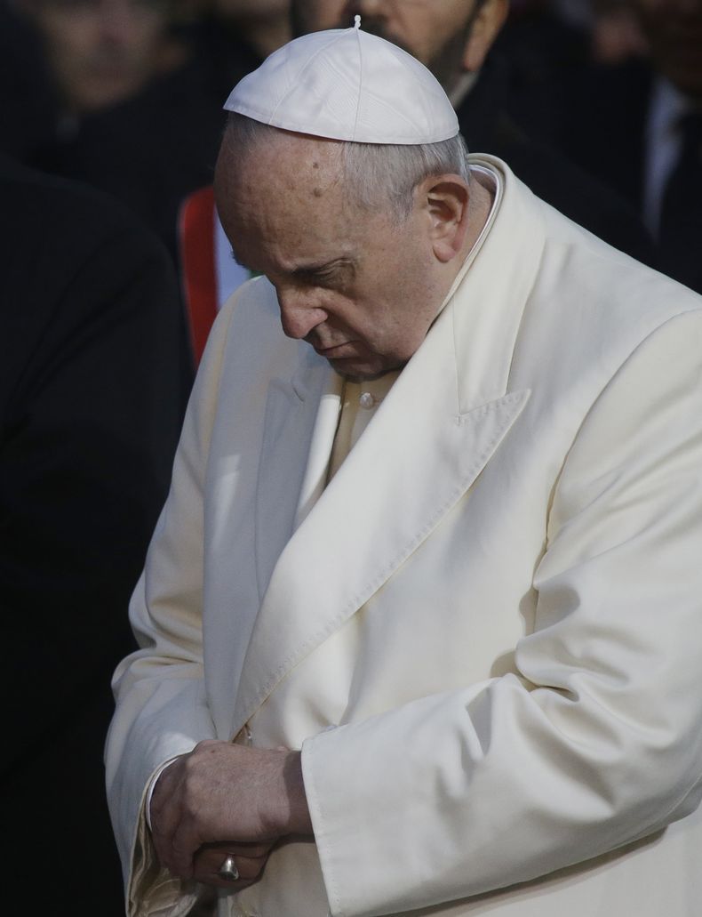 El papa Francisco ora frente a la estatua de la Virgen Mar&iacute;a en ocasi&oacute;n de la fiesta de la Inmaculada Concepci&oacute;n en Roma, el lunes, 8 de diciemnbre del 2014.  (Foto AP/Gregorio Borgia)
