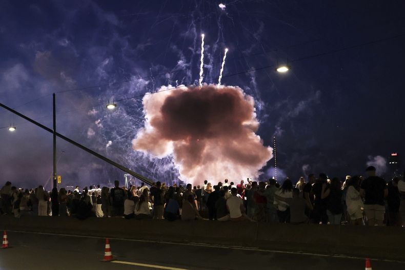 Fuegos artificales en una feria cerca del río Rin en Duesseldorf, Alemania, el 18 de julio del 2025. (David Young/dpa via AP)