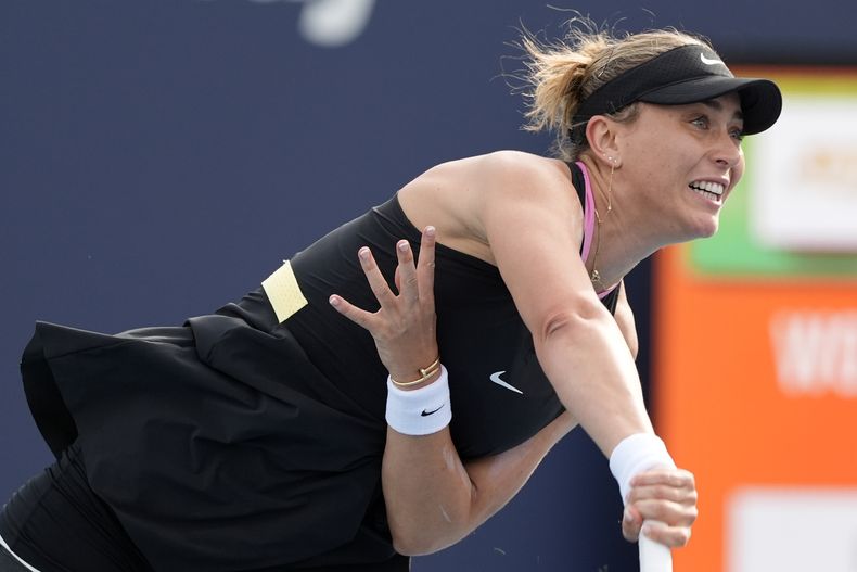 ARCHIVO - Paula Badosa saca ante Aryna Sabalenka durante el Abierto de Miami, el viernes 22 de marzo de 2024. (AP Foto/Lynne Sladky)