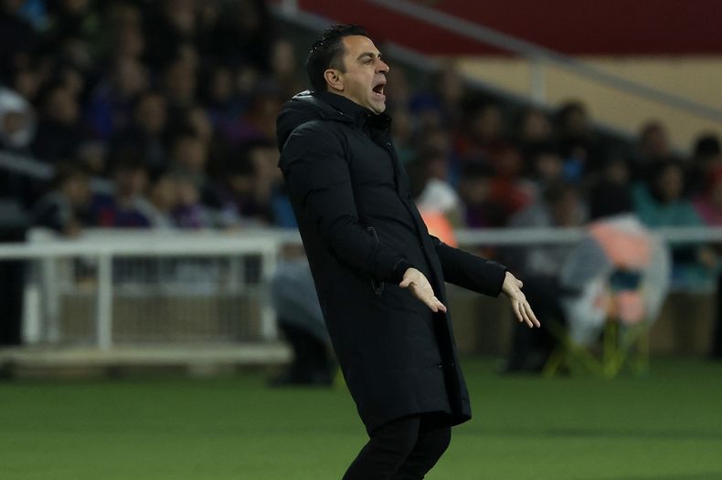 El técnico del Barcelona Xavi Hernández reacciona durante el partido contra el Valencia en la Liga española, el lunes 29 de abril de 2024. (AP Foto/Joan Monfort)