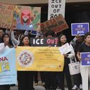 Manifestantes levantan carteles contra redadas migratorias el jueves 12 de junio de 2025 en Ventura, California. (AP Foto/Damian Dovarganes)