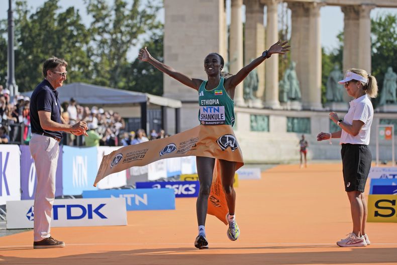 La etiope Amane Beriso Shankule reacciona al cruzar la meta para ganar la prueba de maratón en el Campeonato Mundial en Budapest el sábado 26 de agosto del 2023. (AP Foto/Ashley Landis)