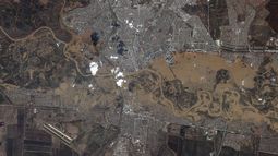Esta imagen del jueves 11 de abril de 2024, distribuida por Maxar Technologies, muestra zonas inundadas de Oremburgo, Rusia. (Imagen satelital ©2024 Maxar Technologies vía AP)