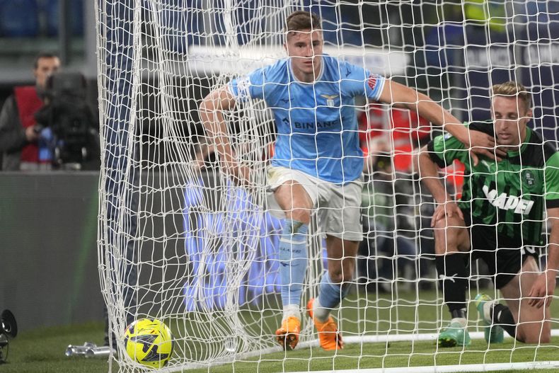 Toma Basic (izquierda) celebra tras anotar el segundo gol de Lazio en la victoria 2-0 ante Sassuolo en la Serie A, el miércoles 3 de mayo de 2023, en Roma. (AP Foto/Gregorio Borgia)