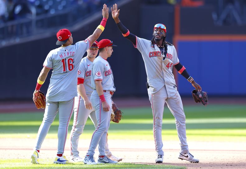 El tercera base dominicano de los Rojos de Cincinnati Noelvi Marte celebra con su compatriota Elly De La Cruz el triunfo ante los Mets de Nueva York el domingo 8 de septiembre del 2024. (AP Foto/Noah K. Murray)