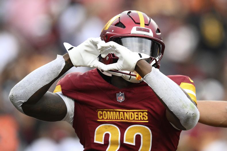 El corredor de los Commanders de Washington Jacory Croskey-Merritt celebra tras anotar un touchdown en el encuentro ante los Raiders de Las Vegas el domingo 21 de septiembre del 2025. (AP Foto/Nick Wass)