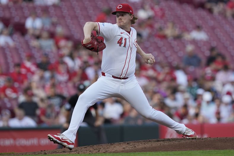 El abridor de los Rojos de Cincinnati Andrew Abbott lanza en la segunda entrada del juego ante los Padres de San Diego el martes 21 de mayo del 2024.(AP Foto/Carolyn Kaster)
