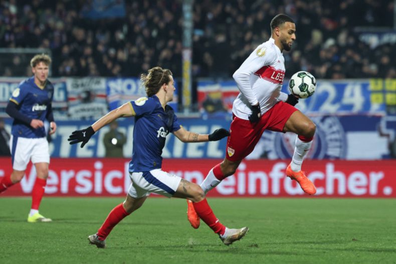 Josha Vagnoman del Stuttgart controla el balón frente a John Tolkin del Hostein Klein en el encuentro de los cuartos de final de la Copa de Alemania el miércoles 4 de febrero del 2026. (Christian Charisius/dpa via AP)