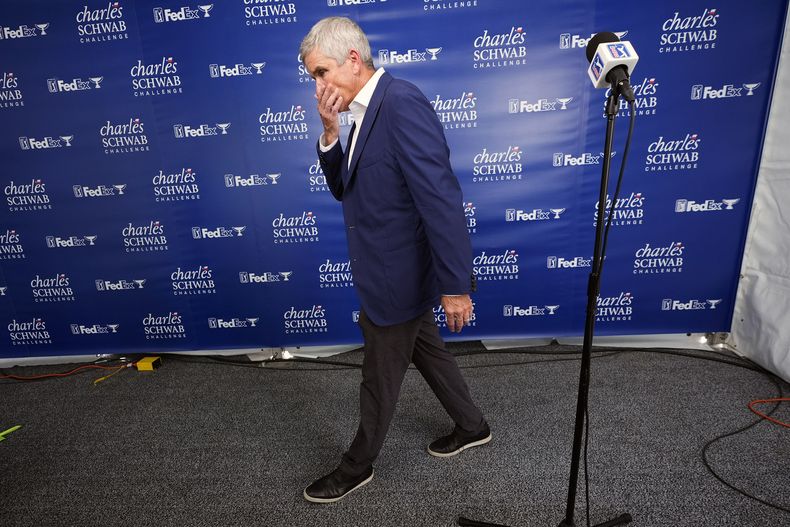 Jay Monahan, comisionado de la Gira de la PGA, se aleja del micrófono tras hablar en Fort Worth, Texas, el sábado 25 de mayo de 2024 (AP foto/LM Otero)