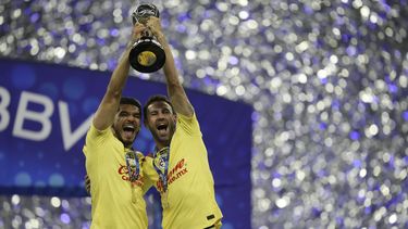 Miguel Layún y Henry Martín celebran con el trofeo de campeón después de derrotar a Tigres en el partido de vuelta de la final del fútbol mexicano en el Estadio Azteca, en la Ciudad de México, el domingo 17 de diciembre de 2023. América ganó 4-1 en el marcador global. (AP Foto/Fernando Llano)