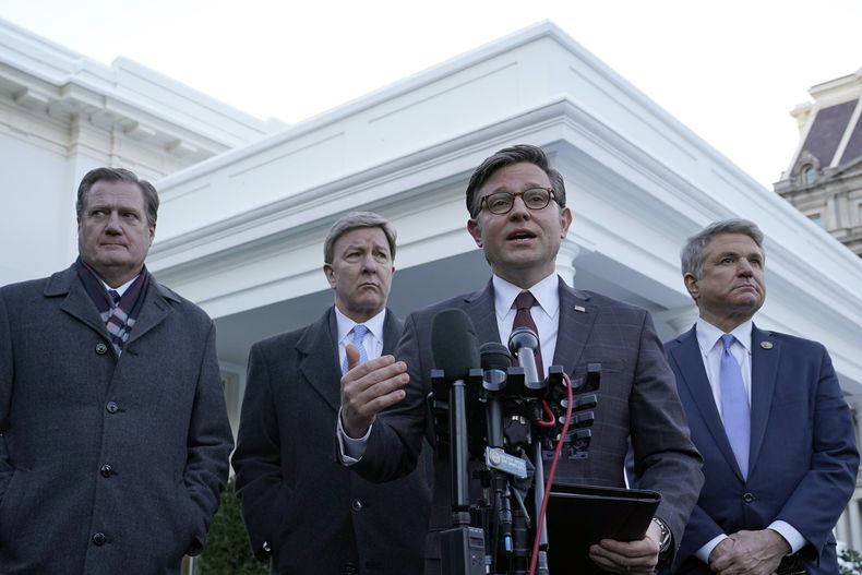 El presidente de la Cámara de Representantes, Mike Johnson, de Lousiana (2do por la derecha), habla con reporteros flanqueado por los diputados republicanos (desde la izquierda) Mike Turner, de Ohio; Mike Rogers, de Alabama, y Mike McCaul, de Texas, en el exterior de la Casa Blanca, en Washington, el 17 de enero de 2024, tras una reunión con el presidente de Estados Unidos, Joe Biden. (AP Foto/Susan Walsh)