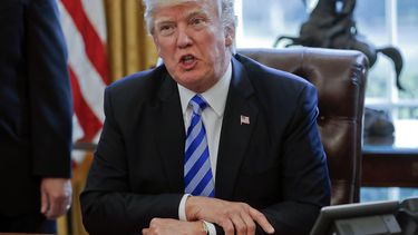 Trump dice a líderes mundiales que le hablen a su celular