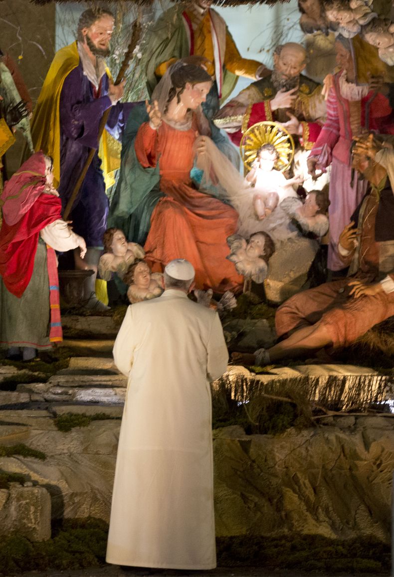 El papa Francisco observa el Nacimiento colocado en la Plaza de San Pedro, el martes 31 de diciembre de 2013. (Foto AP/Alessandra Tarantino)