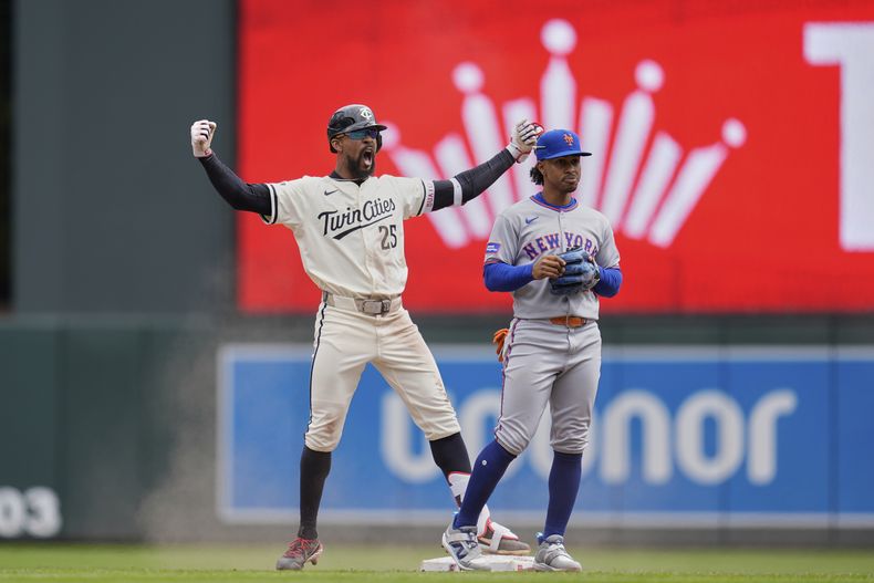 Byron Buxton (25), a la izquierda, de los Mellizos de Minnesota, celebra junto al campocorto de los Mets de Nueva York, Francisco Lindor (12), después de conectar un sencillo productor durante la quinta entrada de un juego de béisbol, el miércoles 16 de abril de 2025, en Minneapolis. (AP Foto/Abbie Parr)