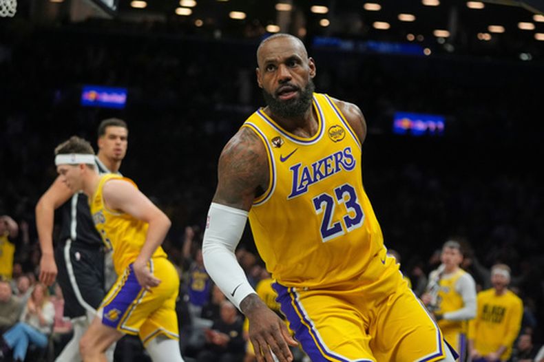 LeBron James, de los Lakers de Los Ángeles, festeja tras lograr una volcada frente a los Nets de Brooklyn, el martes 3 de febrero de 2025 (AP Foto/Frank Franklin II)