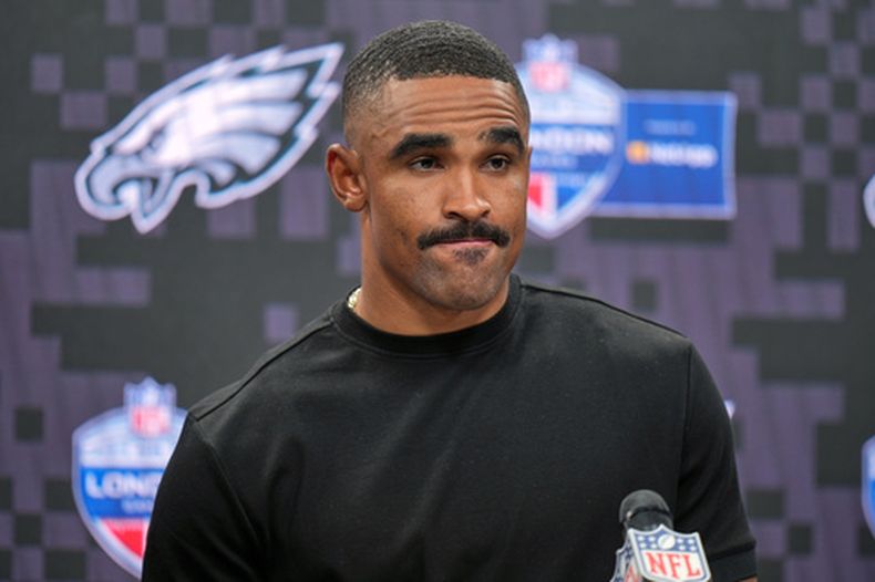 El quarterback Jalen Hurts de los Eagles de Filadelfia en una rueda de prensa tras el juego contra los Jaguars de Jacksonville, el domingo 11 de octubre de 2026, en Londres. (AP Foto/Alastair Grant)