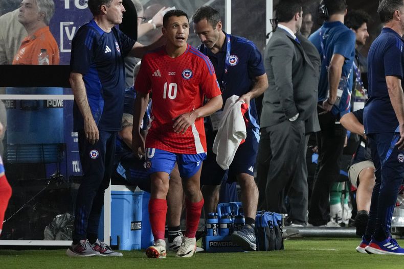 El chileno Alexis Sánchez camina por el banquillo durante el partido de Copa América ante Argentina en East Rutherford, Nueva Jersey, el martes 25 de junio de 2024. (AP Foto/Pamela Smith)