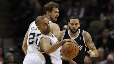 americateve | El franc&eacute;s Tony Parker, de los Spurs de San Antonio, recupera el bal&oacute;n luego de chocar con Deron Williams, escolta de los Nets de Brooklyn, en el partido del martes 31 de diciembre de 2013 (AP Foto/Darren Abate)