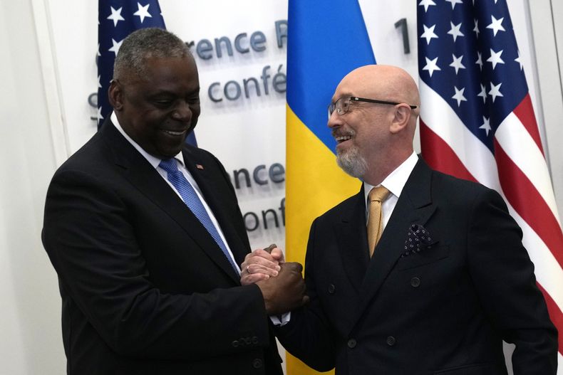 El secretario de Defensa de Estados Unidos, Lloyd Austin, a la izquierda, saluda al ministro ucraniano de Defensa, Oleksiy Reznikov en una reunión en un aparte de la cumbre de ministros de Defensa de la alianza en su sede de Bruselas, el 15 de junio de 2023. (AP Foto/Virginia Mayo, Pool)