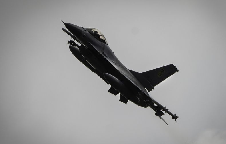 En esta foto, tomada el domingo 4 de agosto de 2024, el avión de combate F-16 de la Fuerza Aérea ucraniana, vuela en un lugar no revelado de Ucrania. (AP Foto/Efrem Lukatsky)
