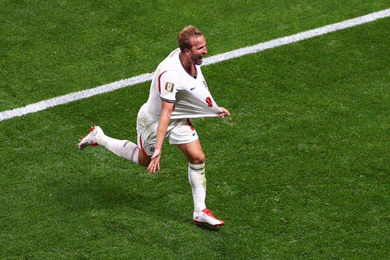Harry Kane festeja tras marcar el segundo gol de Inglaterra en la victoria 2-1 ante Congo en los 16vos de final del Mundial, el miércoles 1 de julio de 2026, en Atlanta. (AP Foto/Colin Hubbard)