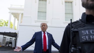 El presidente de EEUU, Donald Trump, habla con reporteros en la Casa Blanca, en Washington, el miércoles 23 de abril de 2025. (AP Foto/Alex Brandon)