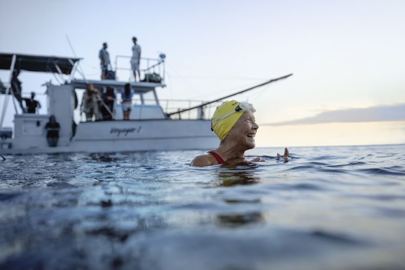 En esta imagen proporcionada por Netflix, Annette Bening como Diana Nyad en una escena de la película Nyad. (Liz Parkinson/Netflix vía AP)