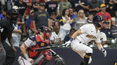 Sal Frelick, de los Cerveceros de Milwaukee, batea un elevado de sacrificio en el juego del sábado 22 de julio de 2023, ante los Bravos de Atlanta (AP Foto/Morry Gash)