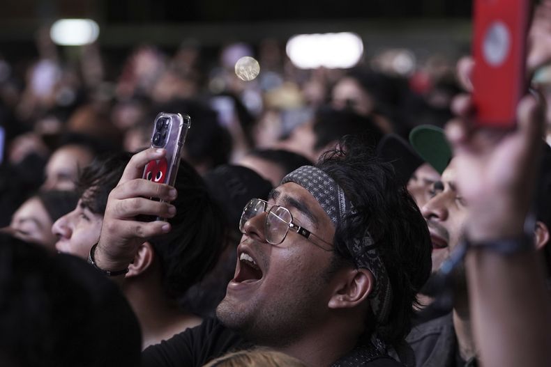 Fans escuchan a la banda mexicana Caifanes durante su presentación en la 25ª edición del festival de música Vive Latino en la Ciudad de México, el sábado 15 de marzo de 2025. (Foto AP/Aurea Del Rosario)