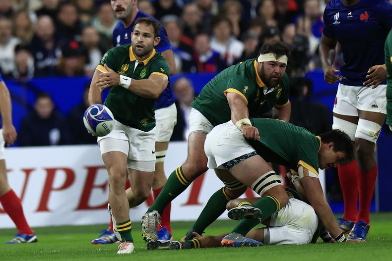 Cobus Reinach, izquierda, de Sudáfrica, lanza el balón durante el partido de cuartos de final de la Copa del Mundo de Rugby entre Francia y Sudáfrica, en el Stade de France en Saint-Denis, cerca de París, el domingo 15 de octubre de 2023. (AP Foto/Aurelien Morissard)