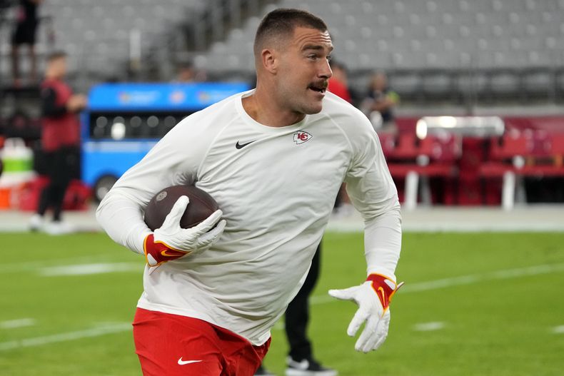 Travis Kelce, tight end de los Chiefs de Kansas City, calienta previo a un partido de pretemporada de la NFL en contra de los Cardinals de Arizona, el sábado 19 de agosto de 2023, en Glendale, Arizona. (AP Photo/Rick Scuteri)